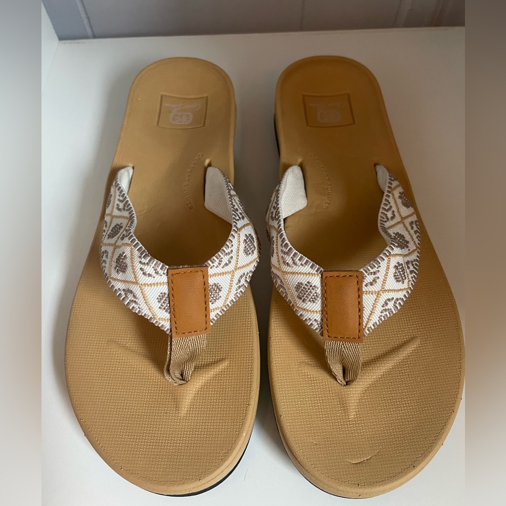 NEW with Tag removed Women’s Quiet Storm mosaic comfort sandal size 9